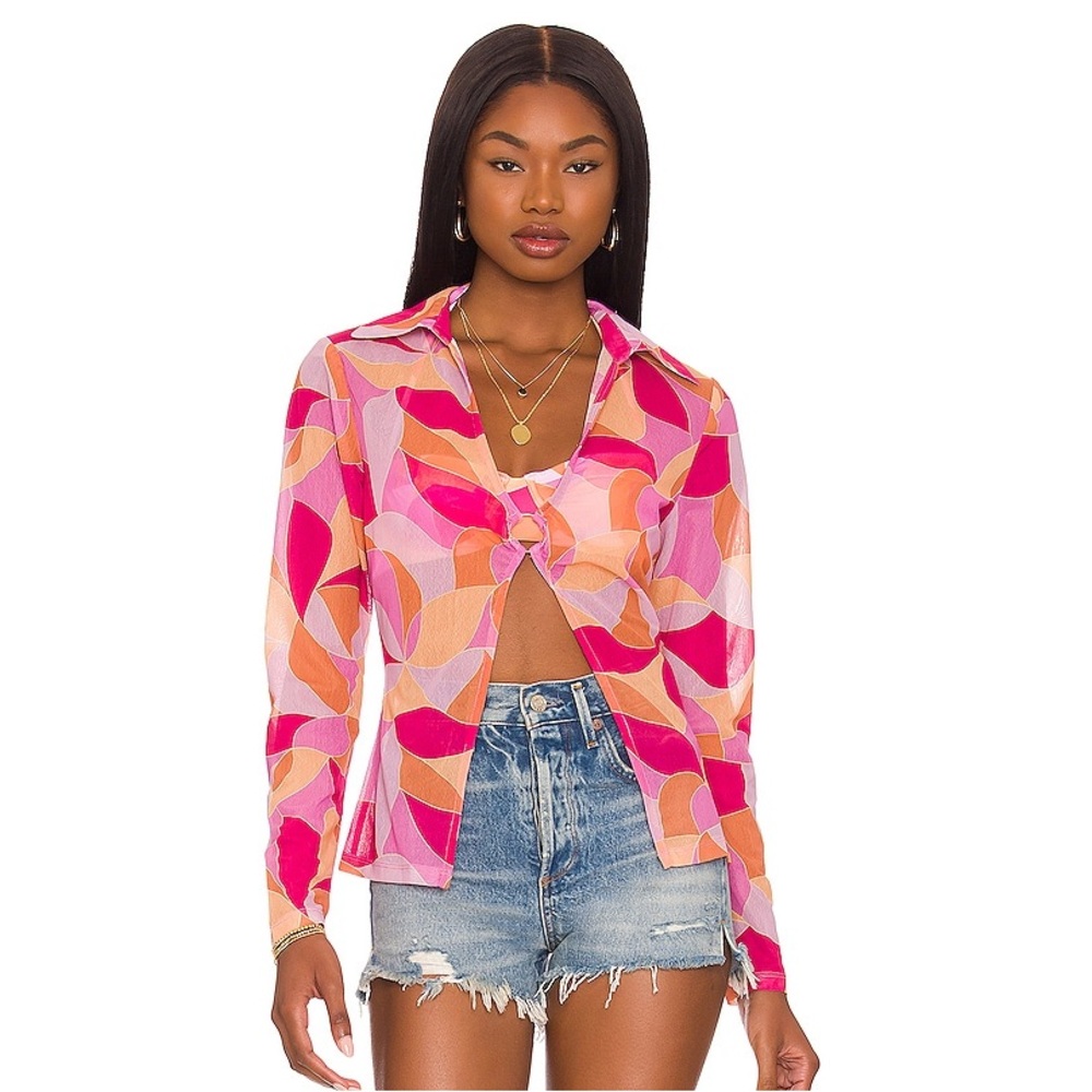 Lovers + friends feelin groovy shirt in fuschia geo. Small.